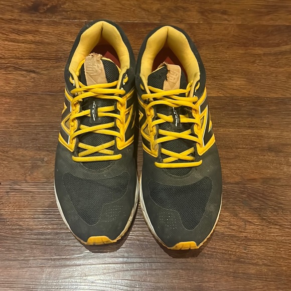 Size 13 New Balance black and yellow good condition - Picture 1 of 5